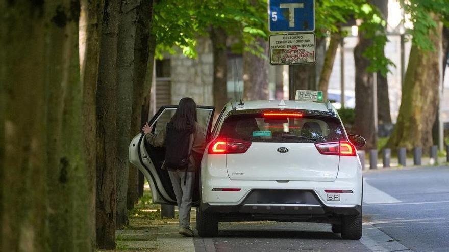Vitoria aprobará las guardias y el aumento de licencias de taxi si no hay respuesta de los taxistas