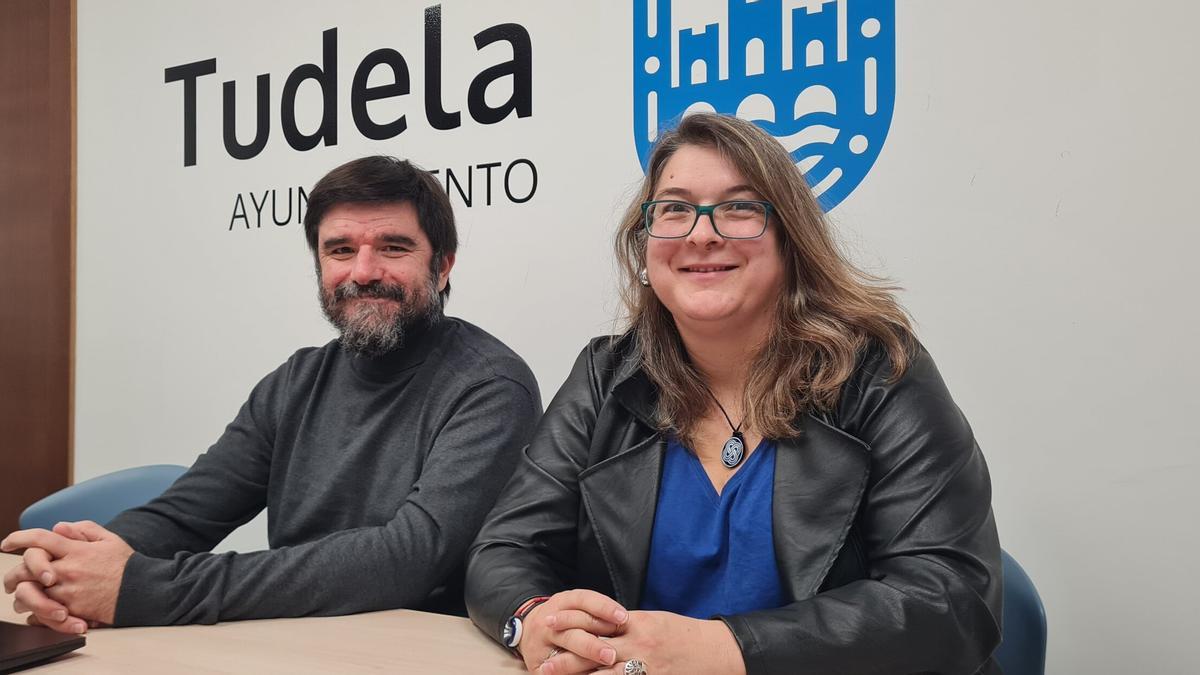 Los concejales de Contigo Tudela, Eneko Larrarte y Olga Risuelo durante la rueda de prensa.