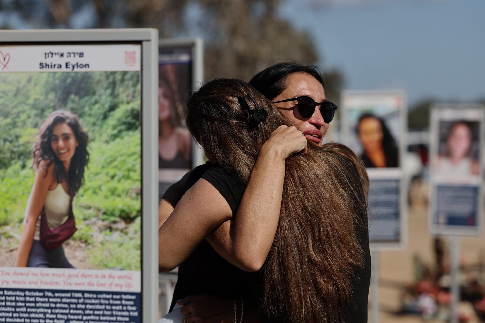 Familias israelíes visitan los monumentos conmemorativos en el recinto del festival de música Nova