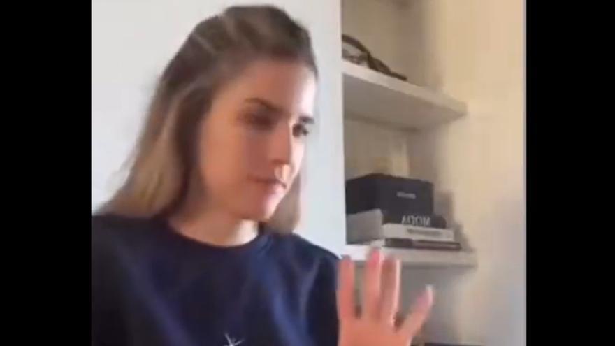 Una influencer simula estar en una videollamada pero olvida quitar el sonido y pasa esto