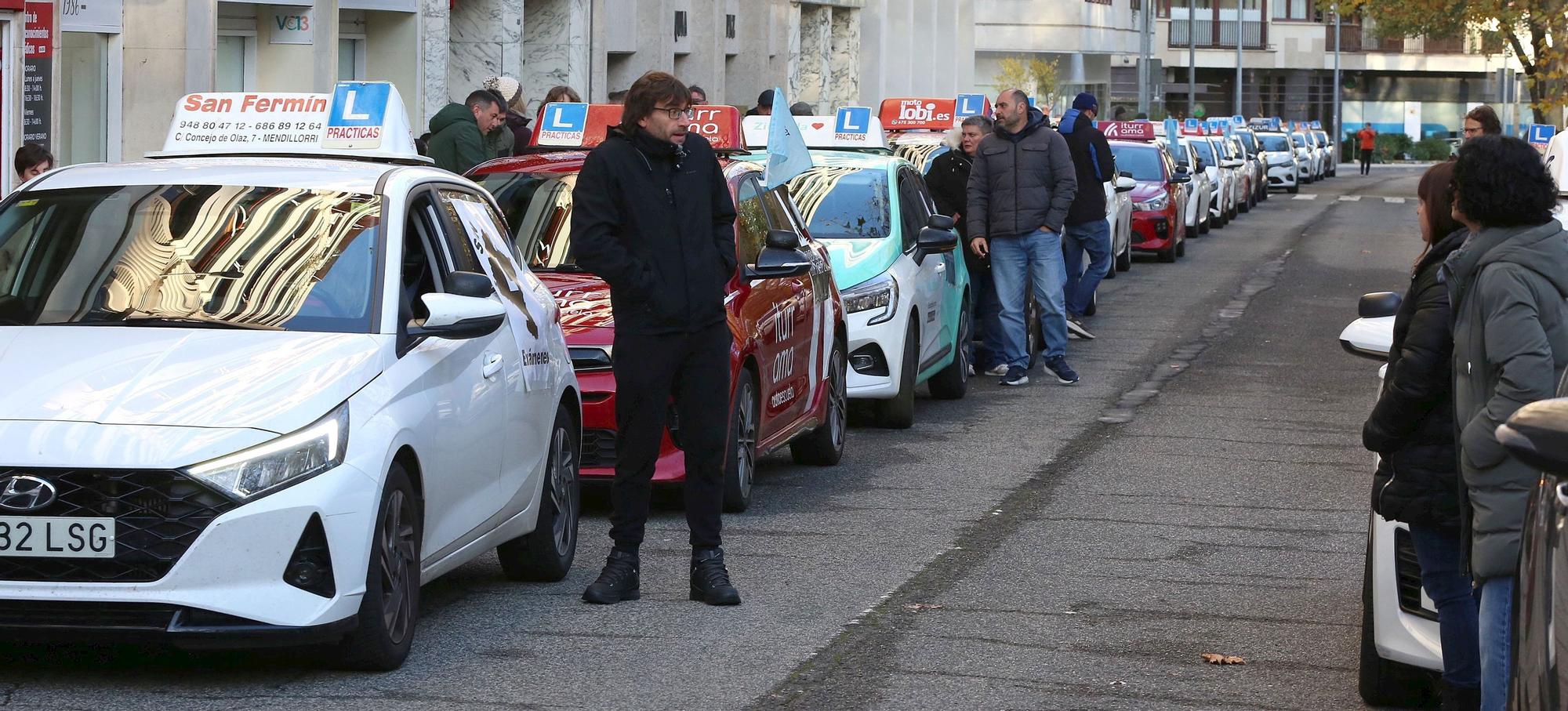 Fotos de la marcha de coches de autoescuelas en protesta por la falta de examinadores