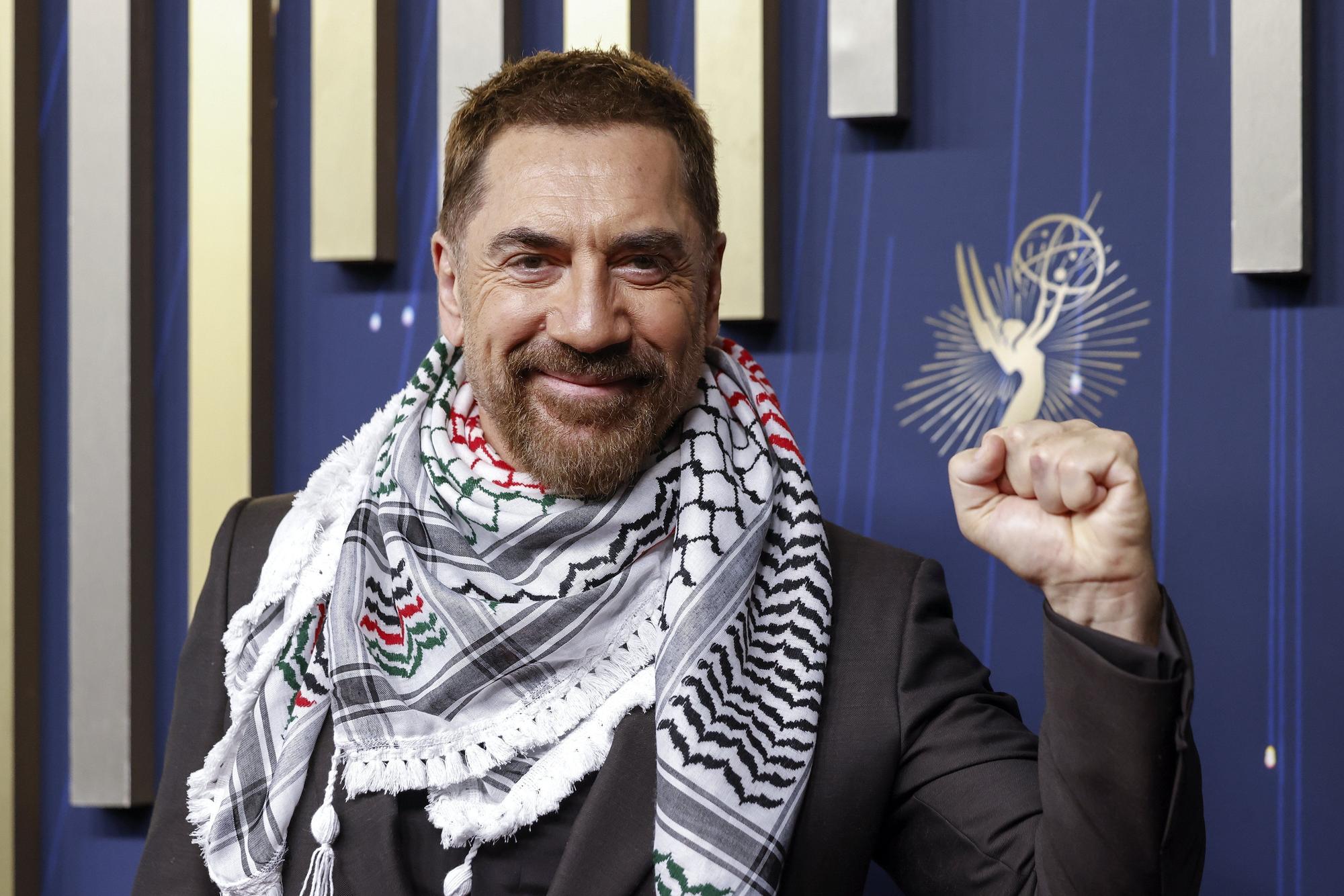 Alta costura y mensajes políticos: Jenna Ortega y Javier Bardem, protagonistas de la alfombra roja de los Emmy 2025