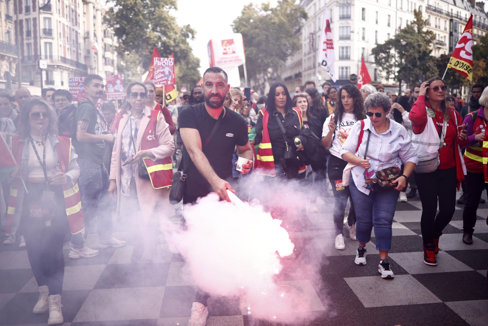 Miles de personas salen a las calles en Francia ante el plan presupuestario que perfila el primer ministro