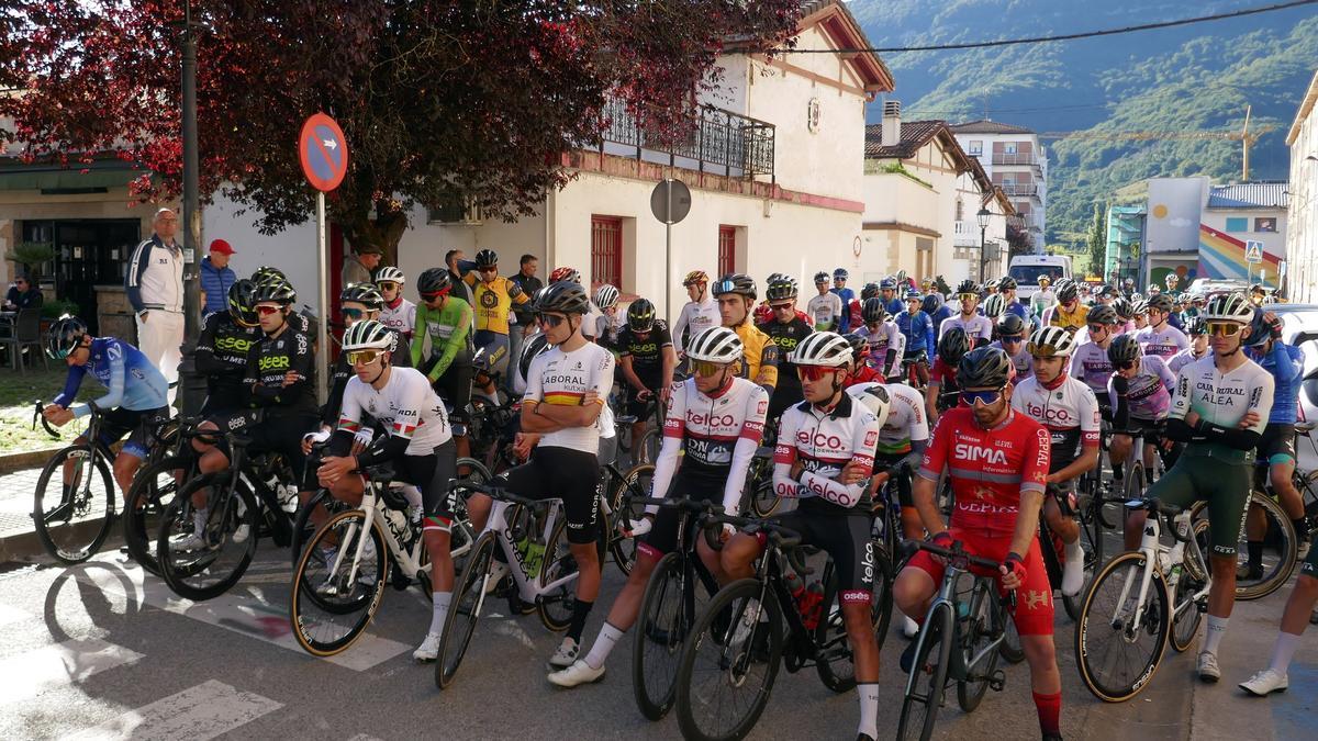 En la salida se guardó un minuto de silencio por Manolo Azcona.