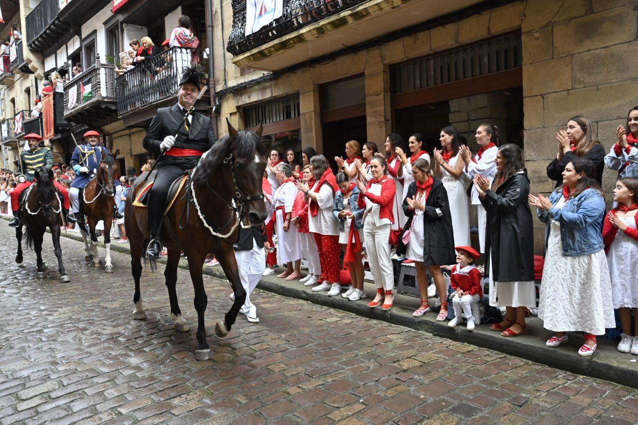 El Alarde desfila por las calles de Hondarribia