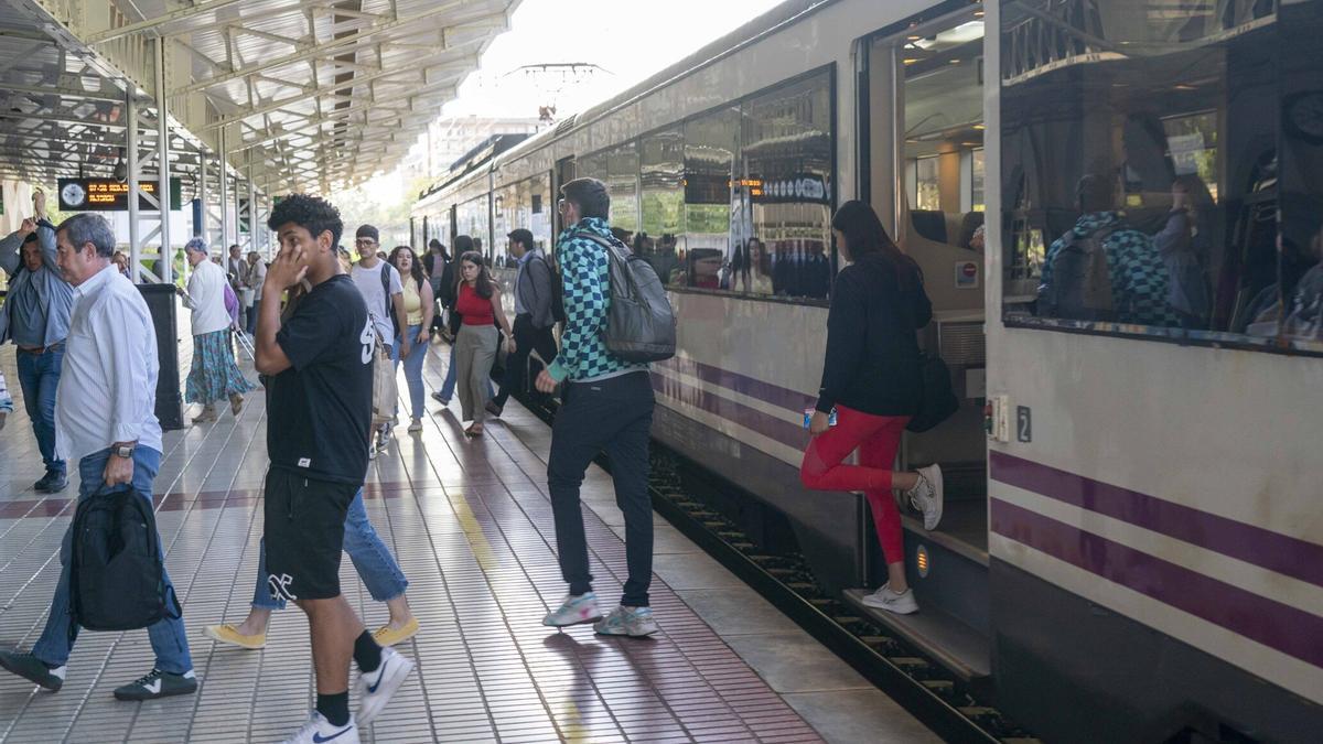 Pasajeros que llegan este viernes hasta Vitoria desde Alsasua en el nuevo servicio de Cercanías