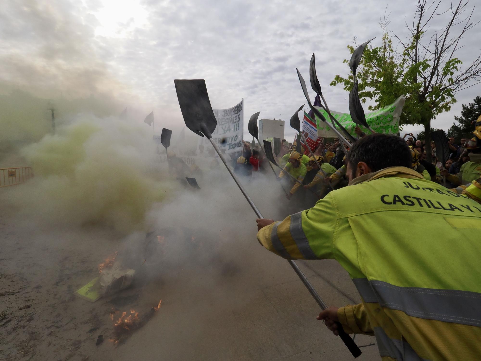 Bomberos forestales protestan frente a las Cortes de Castilla y León durante la comparecencia de Mañueco