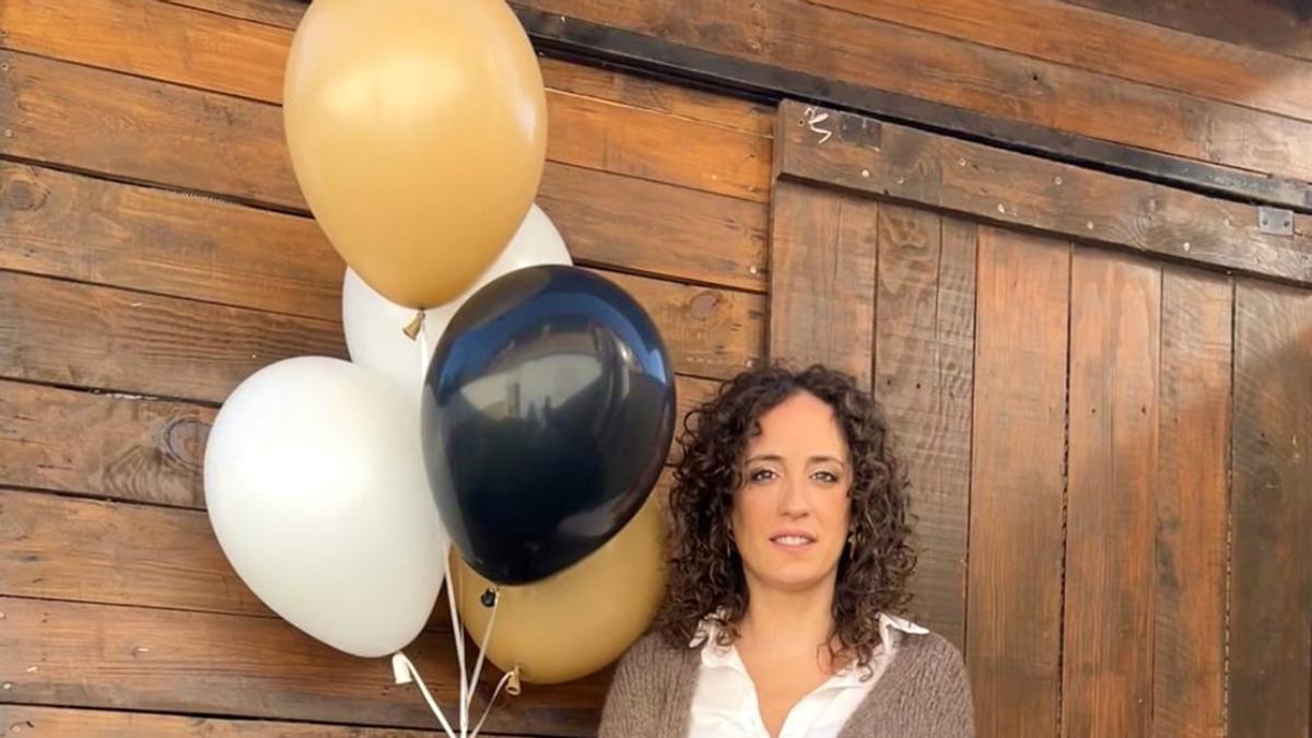 La marcillesa, Alba Bolea, creadora de Abracadabra Eventos, posa con algunos de los globos con los que hace sus decoraciones.