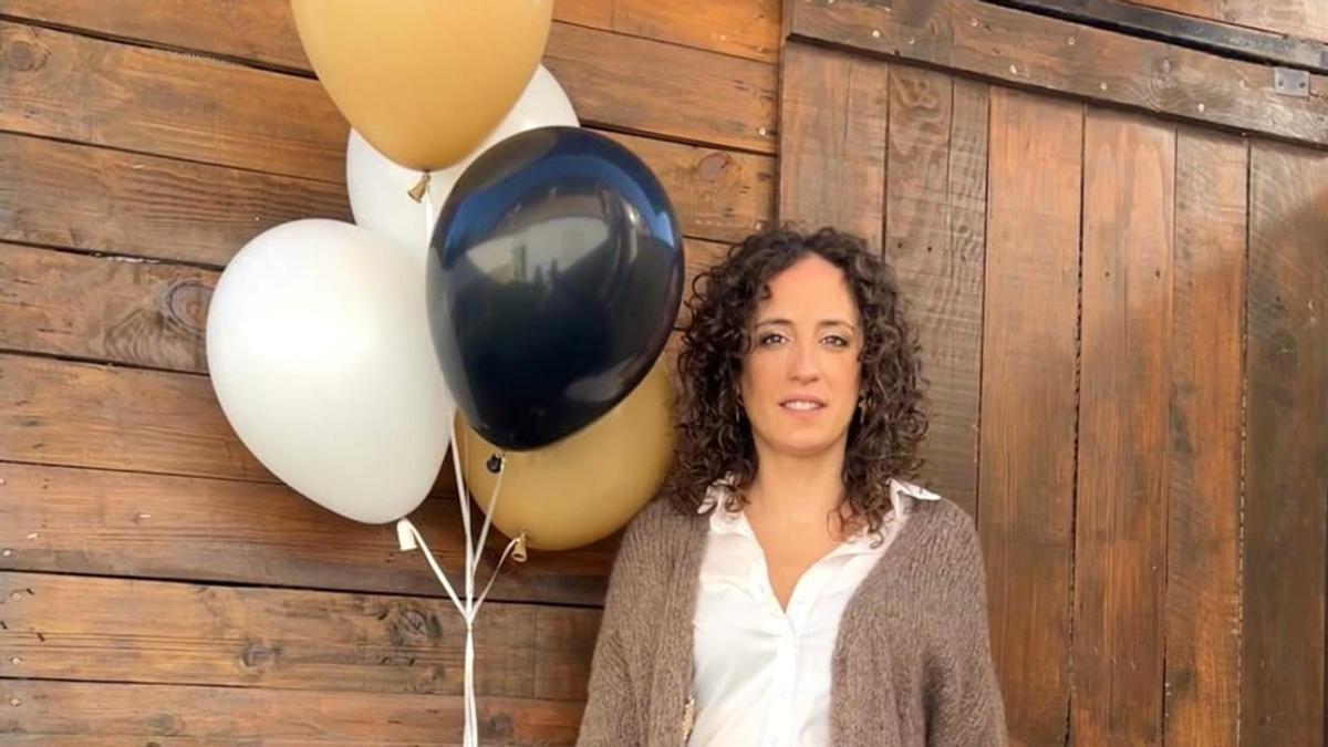 La marcillesa, Alba Bolea, creadora de Abracadabra Eventos, posa con algunos de los globos con los que hace sus decoraciones.