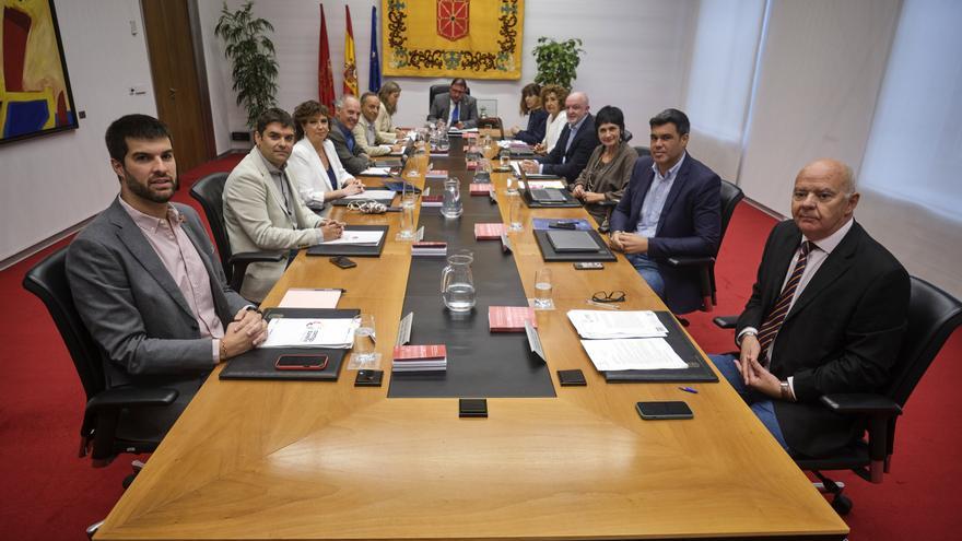 El Parlamento de Navarra se concentra en contra de la violencia de género