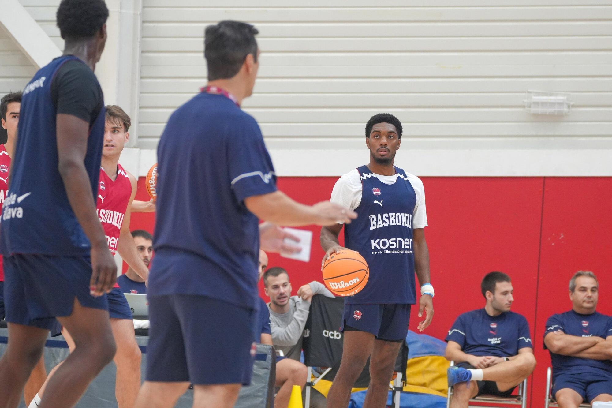 En imágenes: Así entrena el Baskonia bajo las órdenes de Galbiati