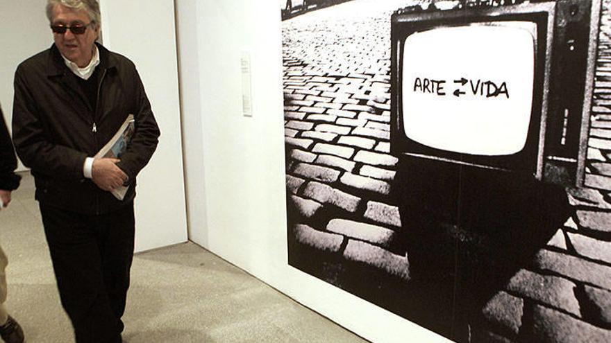 Antoni Muntadas posa junto a una de sus obras.