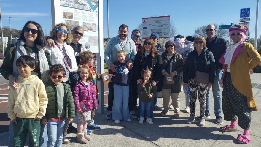Más de 200 personas participan en los doce paseos junto a la ría en Leioa