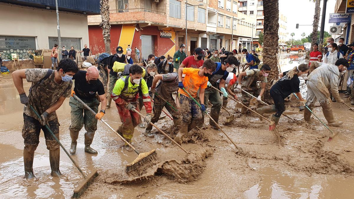 Voluntarios y vecinos de Paiporta achican el agua concentrada en las calles. Voluntarios y vecinos de Paiporta achican el agua concentrada en las calles.
