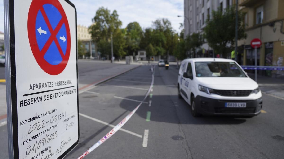 Señal anunciadora de las restricciones en el aparcamiento junto a la explanada de San Mamés.