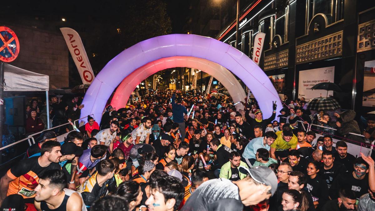 Ambientazo y animación en la salida de la Vitoria Night Run