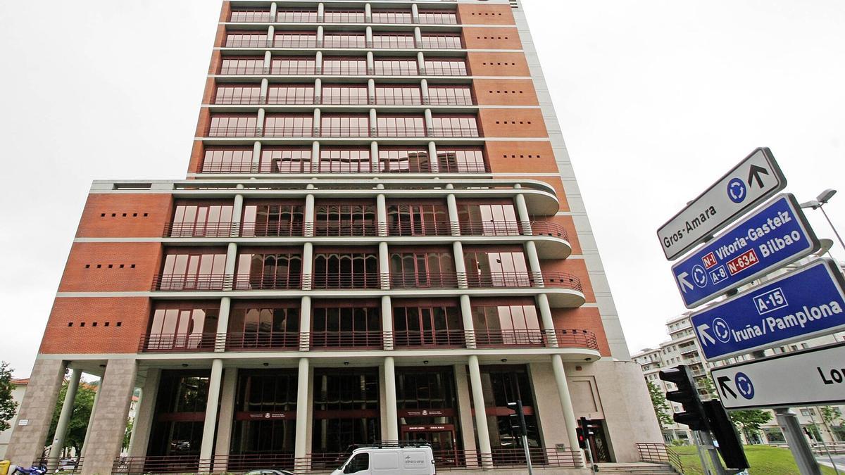 Exterior de la sede de la Hacienda foral de Gipuzkoa en Donostia.