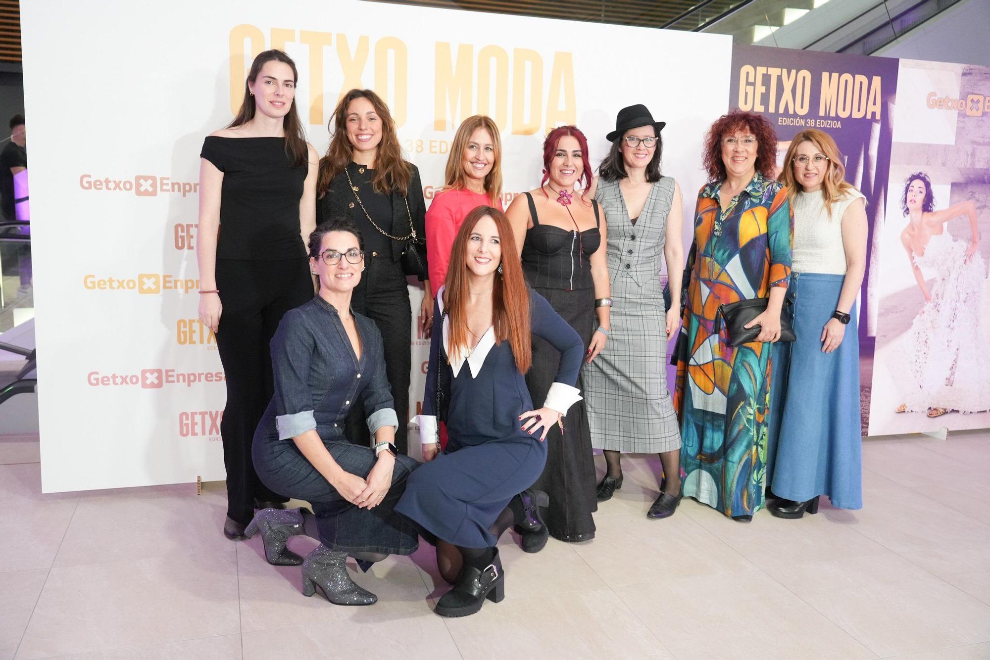 Las alumnas de la Escuela Taller de Costura de Begoña Ugidos (con sombrero) posan en el photocall.