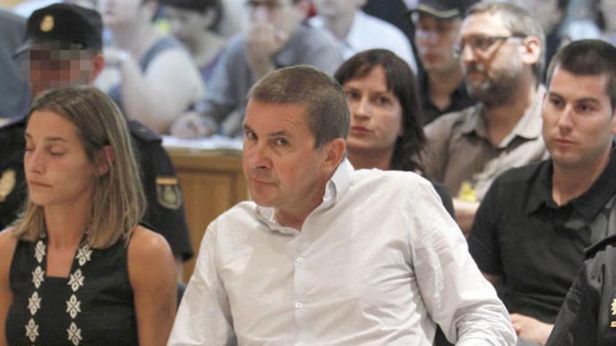 El exportavoz de Batasuna Arnaldo Otegi (delante, d), junto a Miren Zabaleta (i), Sonia San Jacinto (detrás, 2d) y Arkaitz Rodríguez Torre (detrás, d), en el banquillo de la Audiencia Nacional.