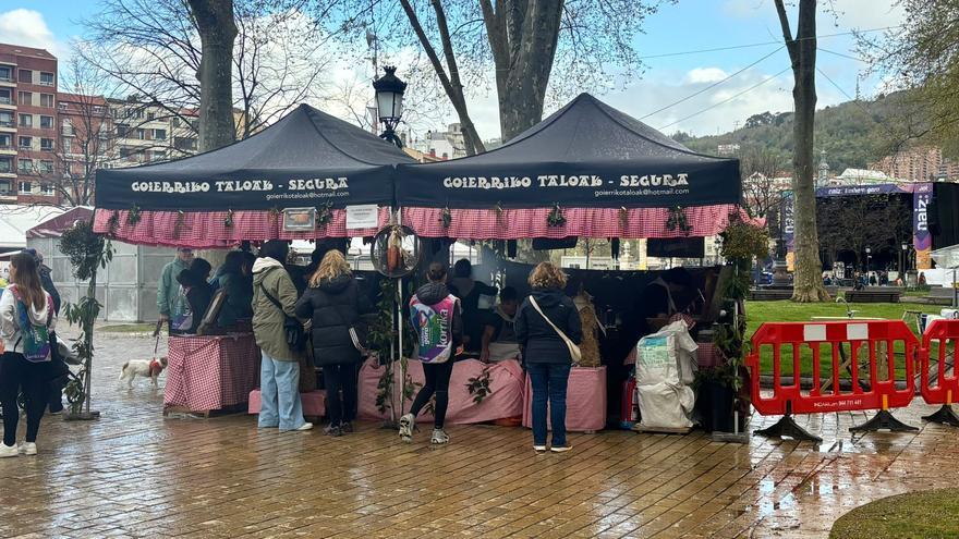 Korrika Bilbon: hotza, euria eta talo usaina Areatzan