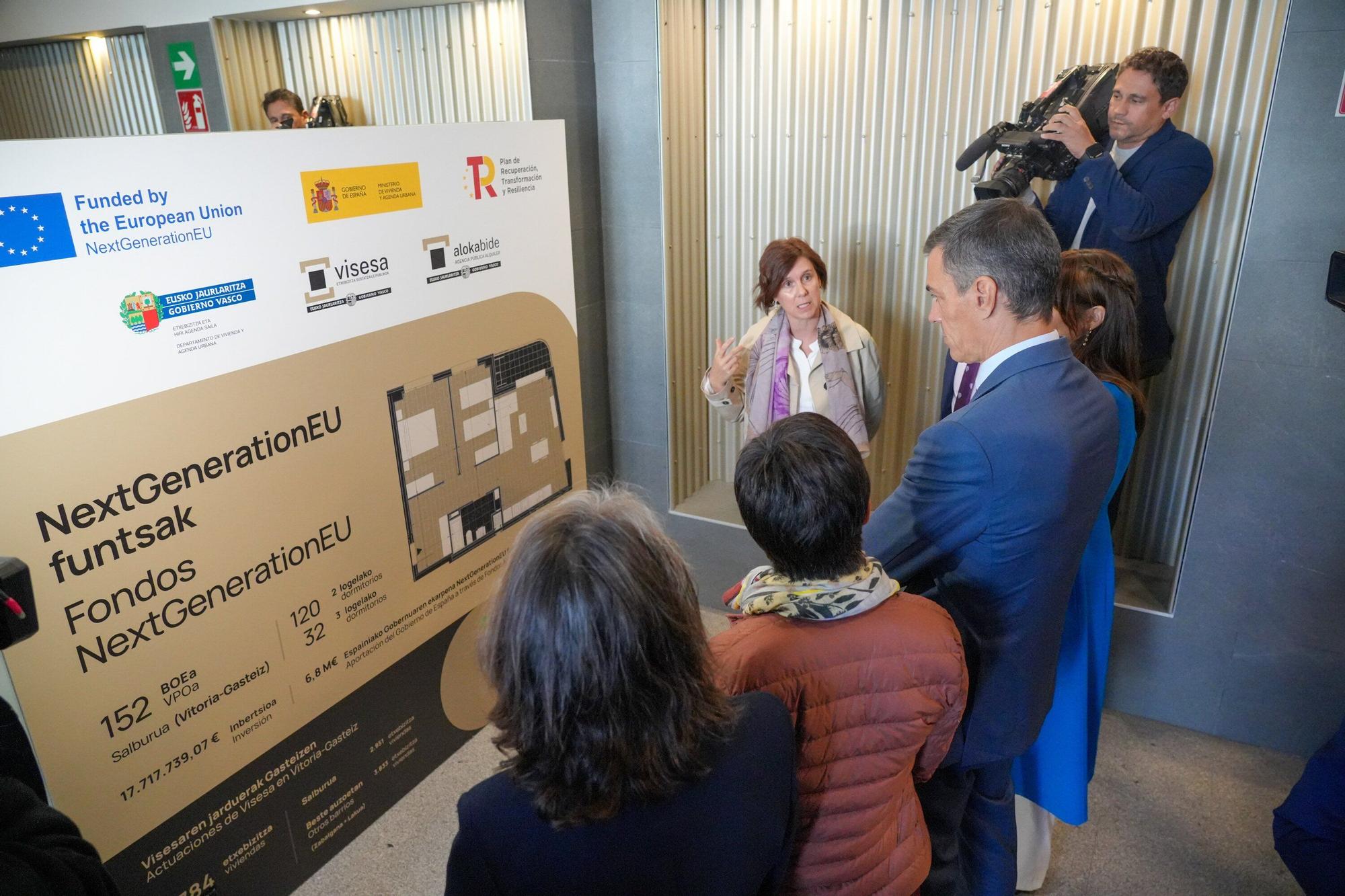 En imágenes: Pedro Sánchez visita una promoción de pisos de alquiler social en Arkaiate