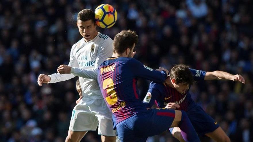 Ronaldo y Piqué, en el Clásico jugado en diciembre de 2017.