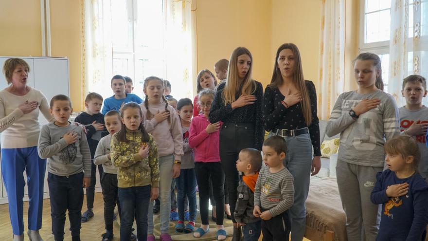 Los niños cantan el himno ucraniano a la alcaldesa de Lodz.