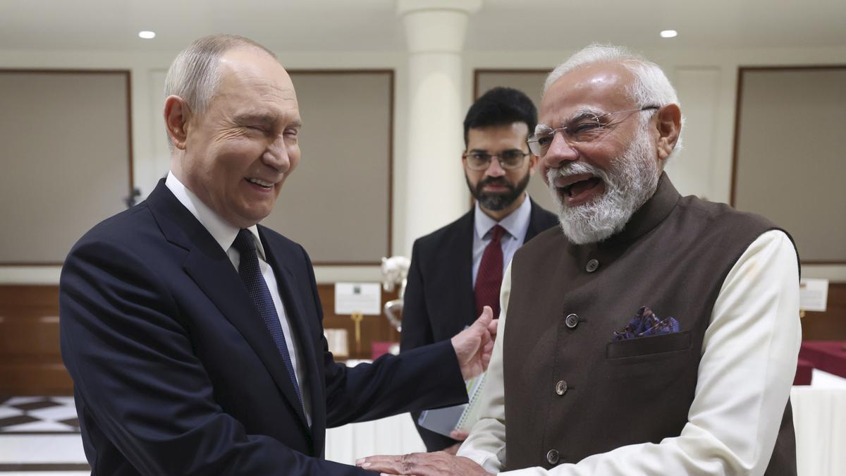 Saludo entre el presidente de Rusia, Vladímir Putin (i), y el primer ministro de la India, Narendra Modi (d).