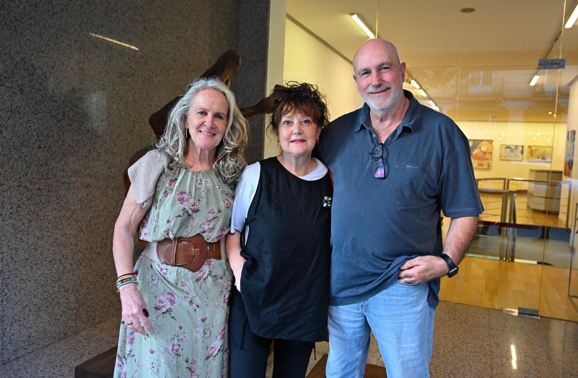 Nekane Arroita, Mar Camiruaga y Pablo Ibáñez, a las puertas de la Galería Lumbreras.