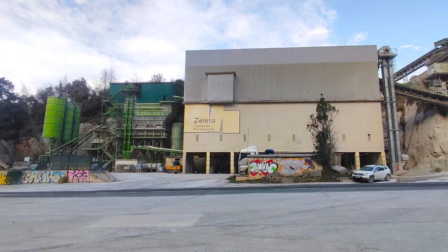 Mutriku Natur Taldea reclama demoler la planta de hormigón y las instalaciones adyacentes de la cantera Zeleta de Deba