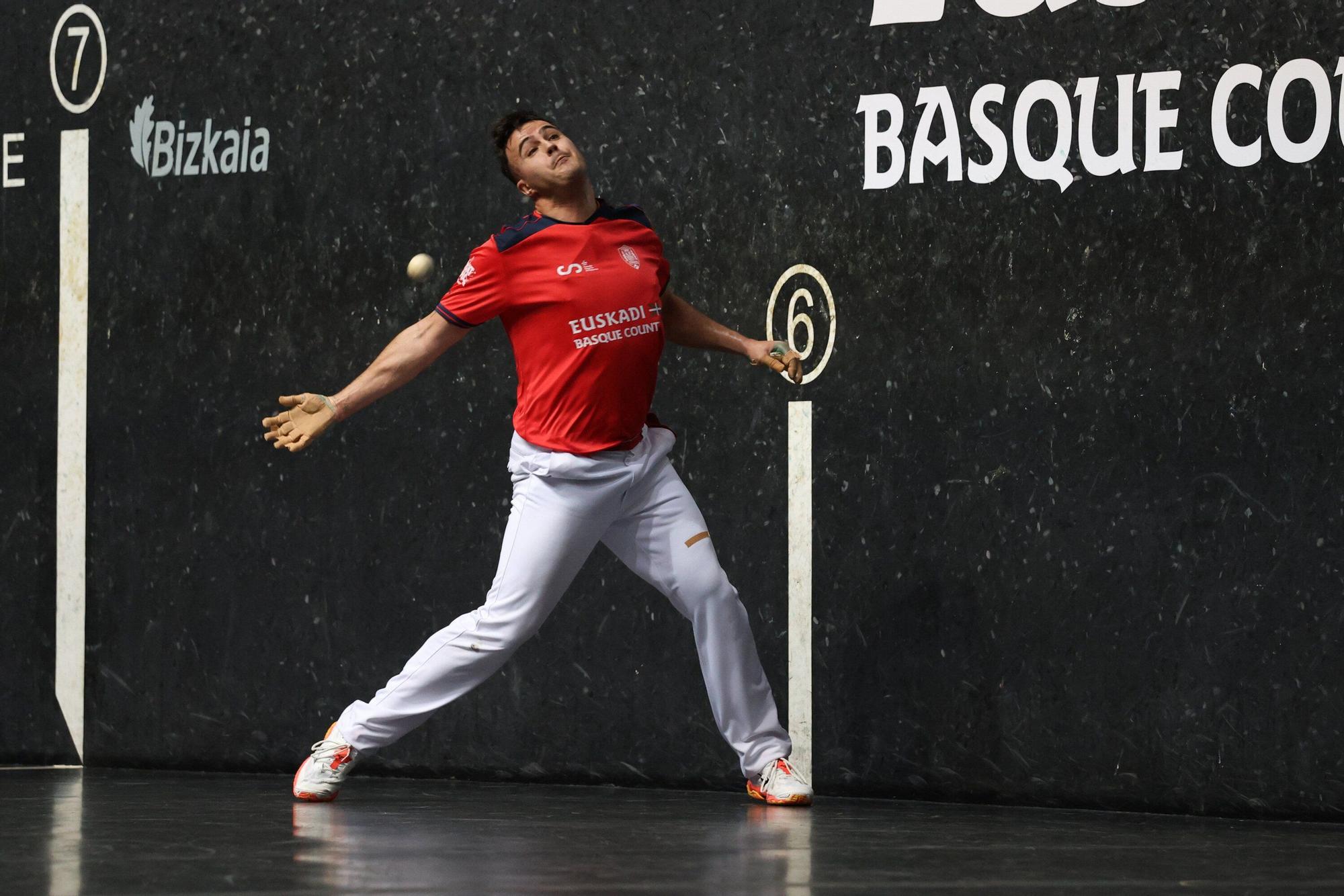 Óscar Lerena supera a Eñaut Lizeaga (Euskal Selekzioa) en el mano individual de la Liga de Naciones de 36 metros.