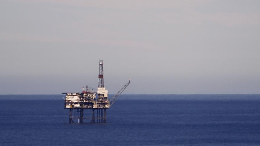 El precio del petróleo baja a 100 dólares, con las Bolsas europeas apuntando a ascensos en la apertura