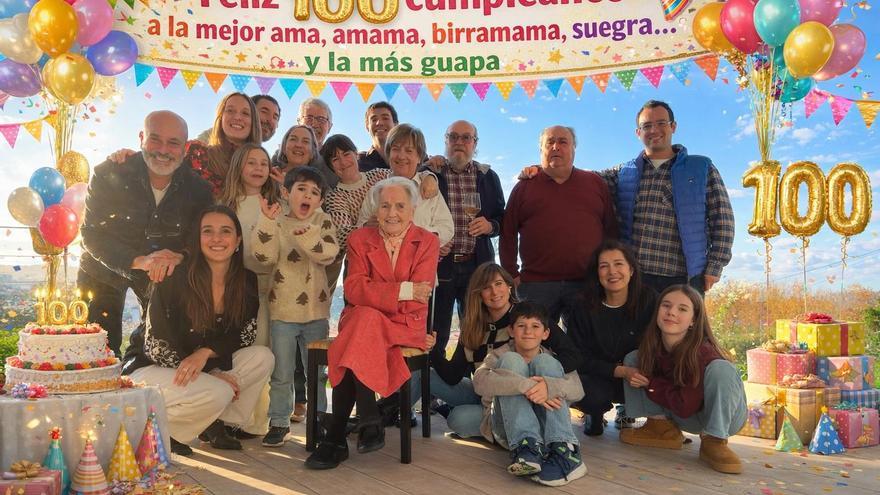 María Ángeles Larrinaga celebra en familia su centenario