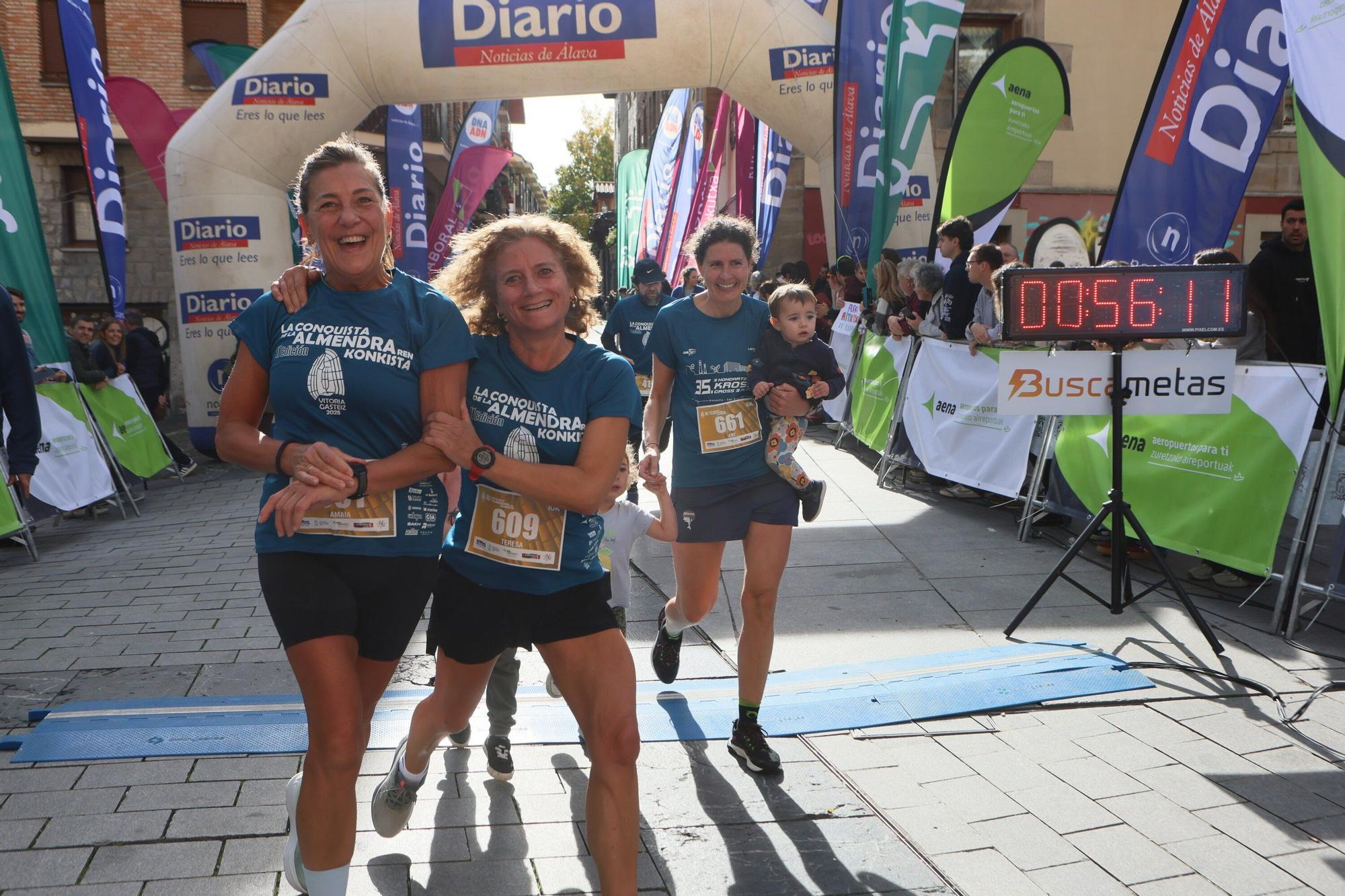 En imágenes: Miles de personas participan en La Conquista de la Almendra