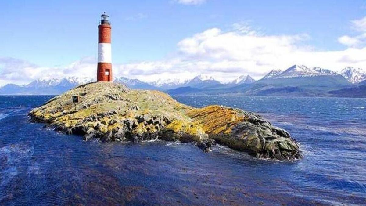 Vista del icónico &#039;Faro del Fin del Mundo&#039;, en el canal de Beagle, en Patagonia