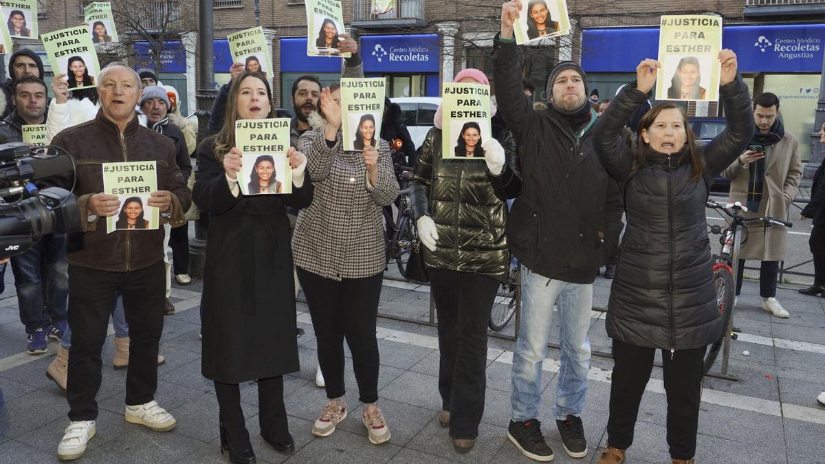 Varias personas con carteles de Esther López, este viernes a las puertas de los juzgados de Valladolid.