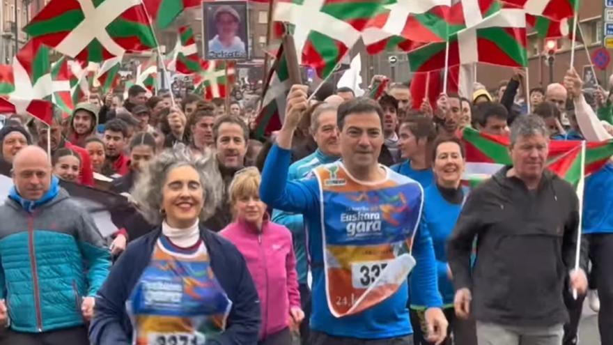 El lehendakari coge el testigo de la Korrika en la última jornada de la carrera