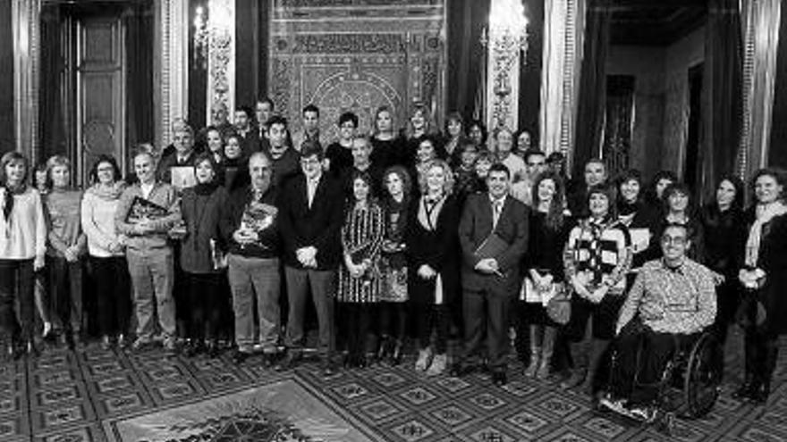 Representantes de los centros educativos reconocidos, con Iribas.