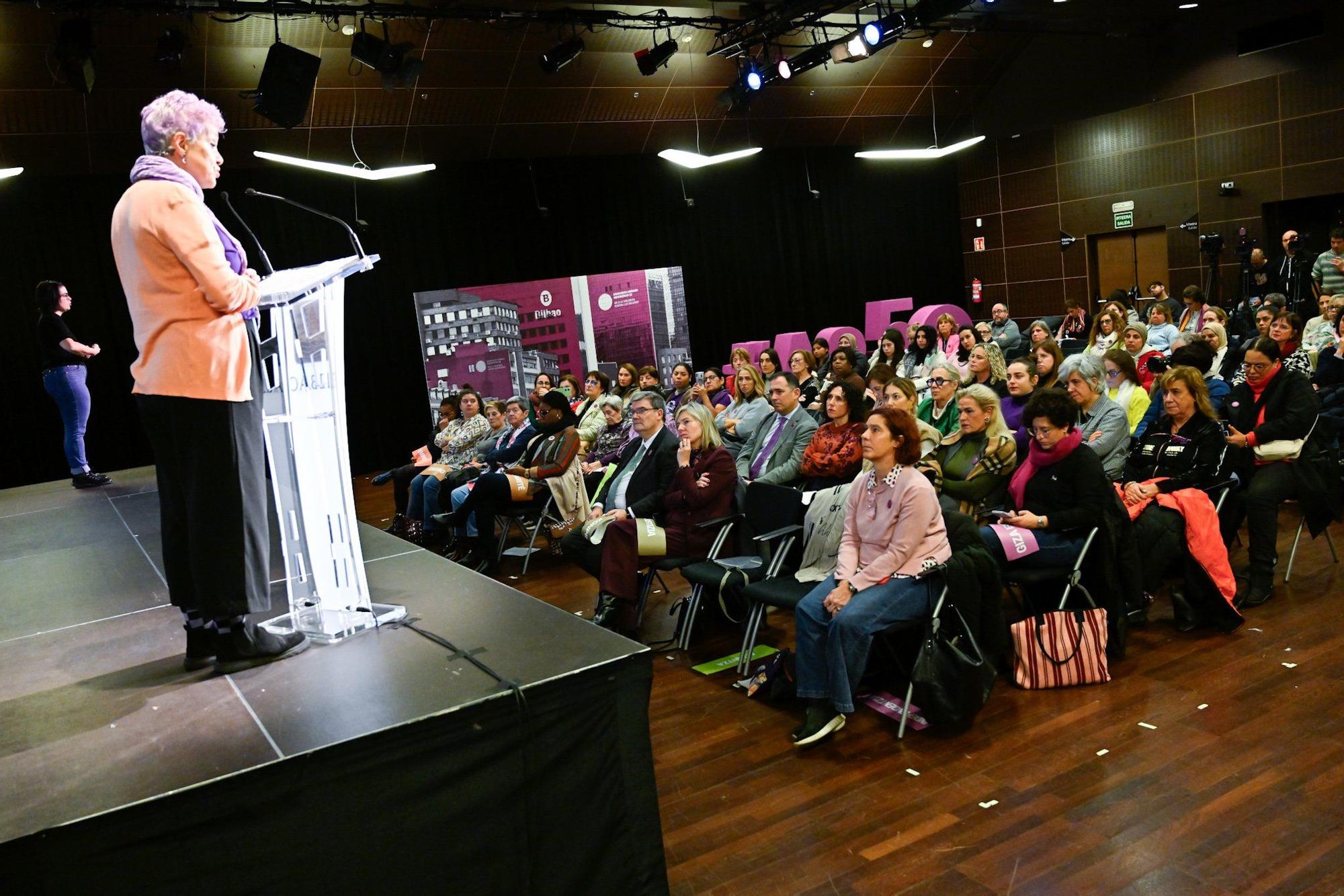 En imágenes: El Ayuntamiento de Bilbao conmemora el 25N con un acto simbólico en el Teatro Campos Elíseos