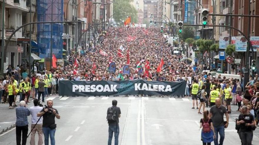 Imagen de la cabecera de manifestación que recorrió ayer el centro de Bilbao.