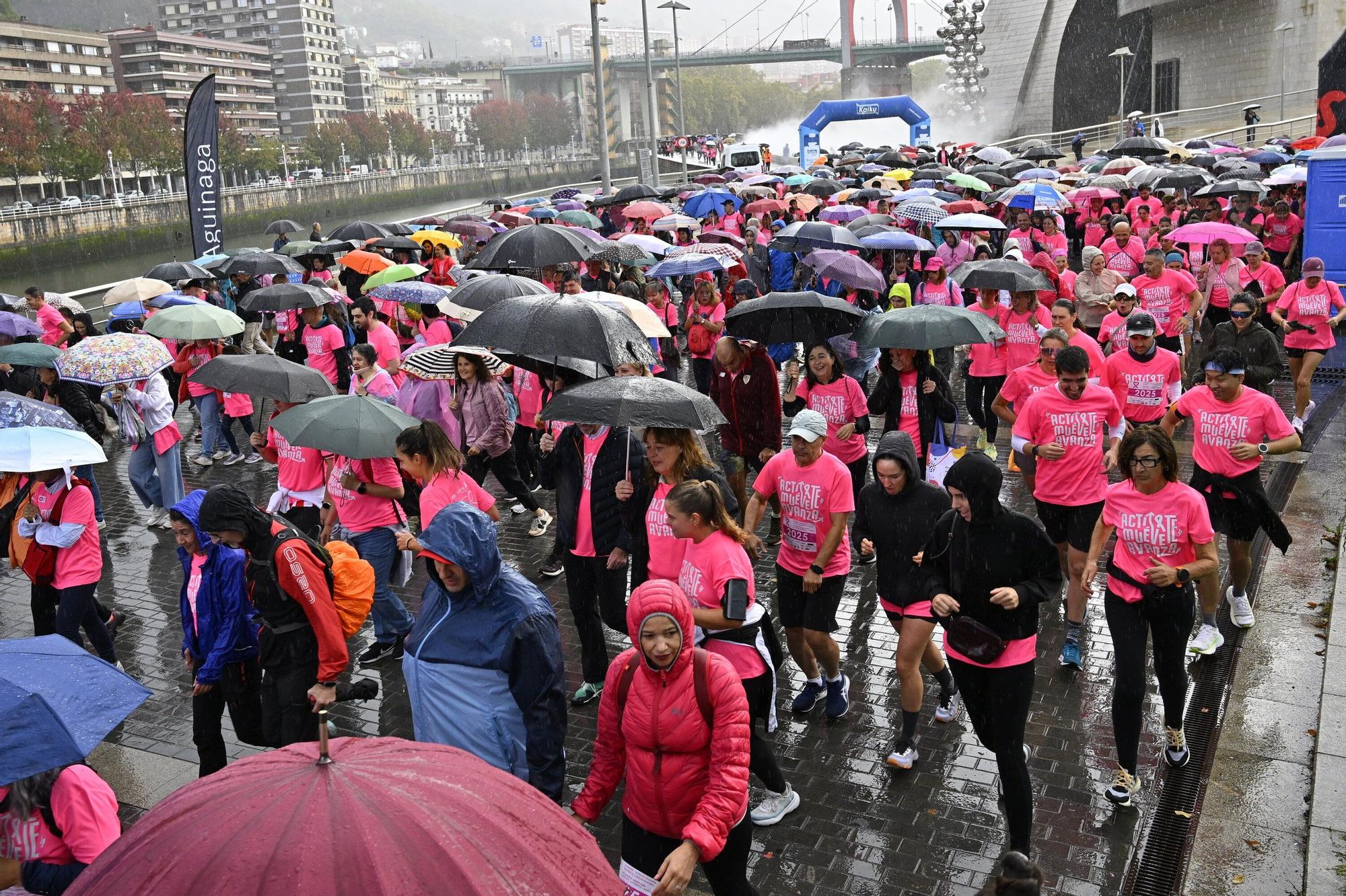 En imágenes: los paraguas tiñen la marea rosa de Bilbao