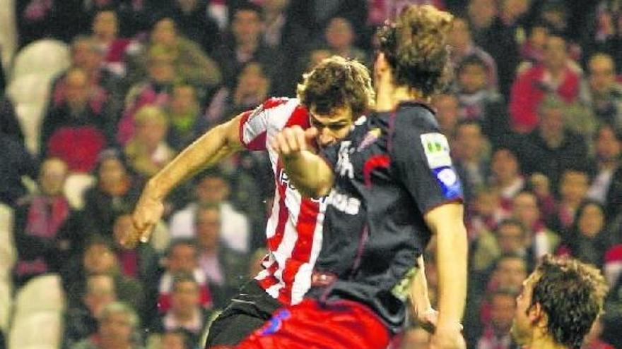 Fernando Llorente ejecuta el tercer tanto de los rojiblancos.