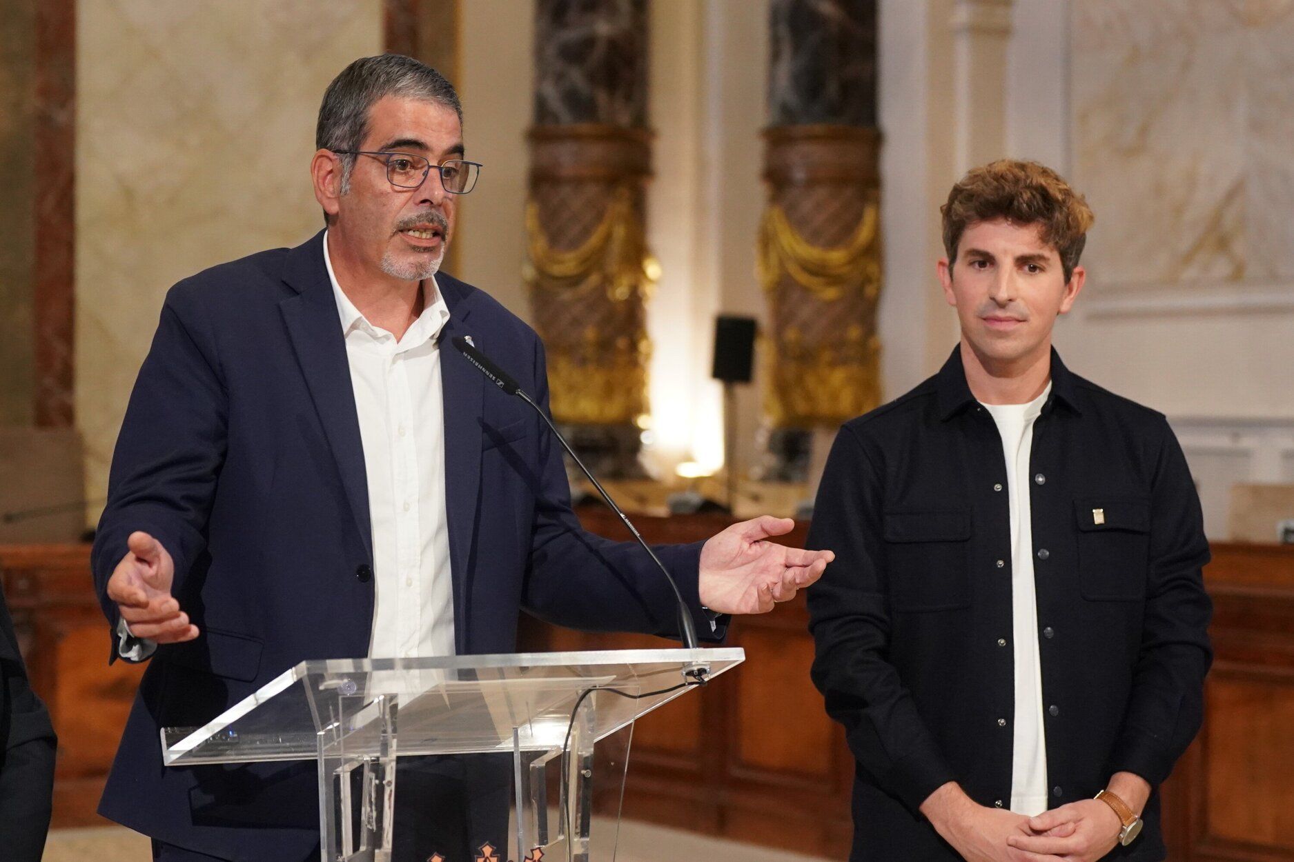 El alcalde de Donostia, Eneko Goia, acompañado de los ediles del PNV, como Jon Insausti, en la comparecencia en la que ha anunciado su adiós