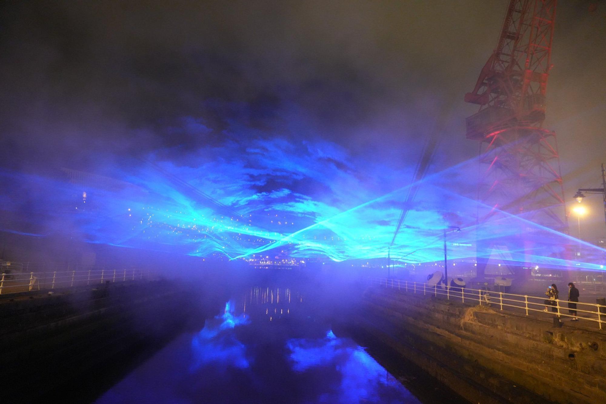 En imágenes: ‘Waterlicht’, un océano de luz azul sobre la ría de Bilbao