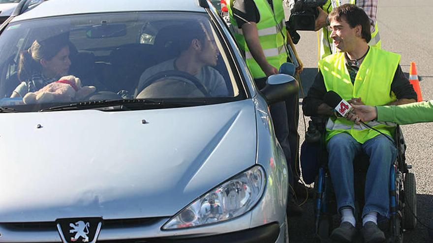 José Javier Gil, afectado por daño cerebral a causa de un accidente de tráfico, informa a un conductor en la AP-15 acerca de esta lesión.