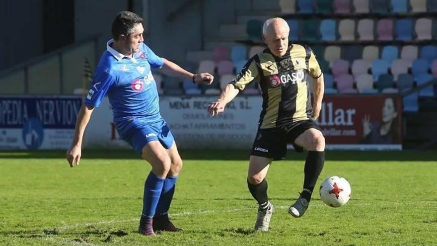 Abel Núñez y Regúlez pugnan por el balón. Fotos: Borja Guerrero