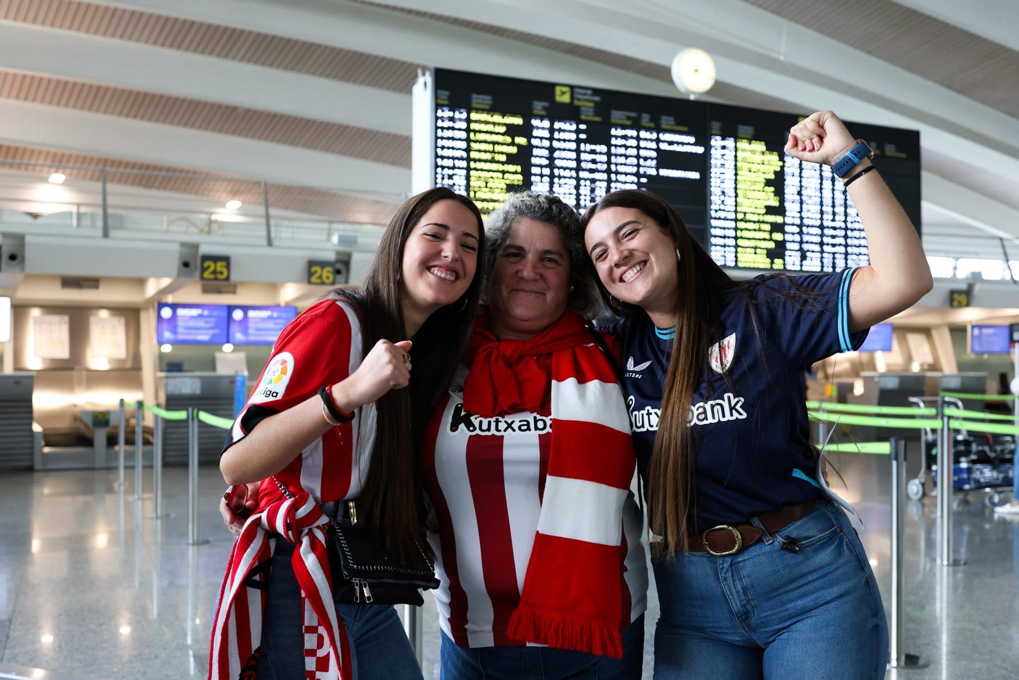 Aficionados del Athletic en el aeropuerto de Bilbao antes de viajar a Dortmund
