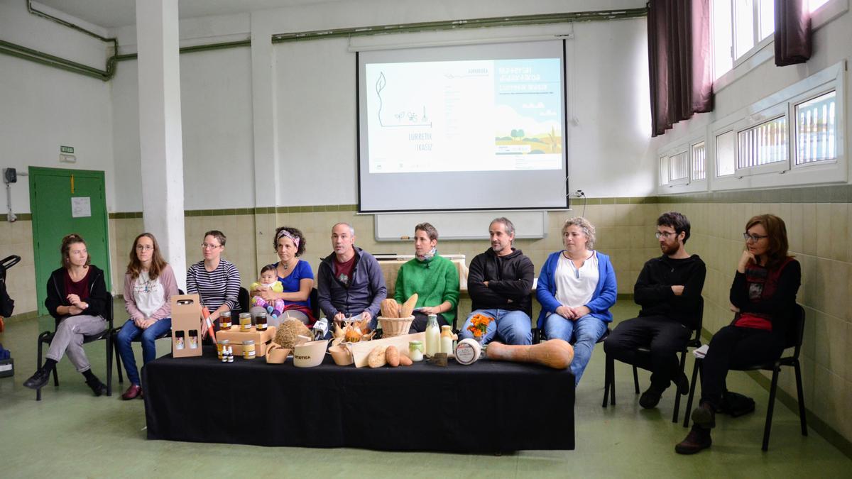 Presentación de los siete productores de Lurretik Ikasiz