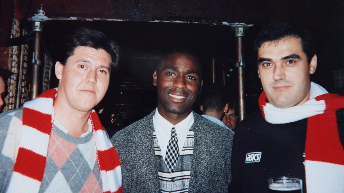 Koldo Buen e Ibon Calzada posan con Andy Cole.