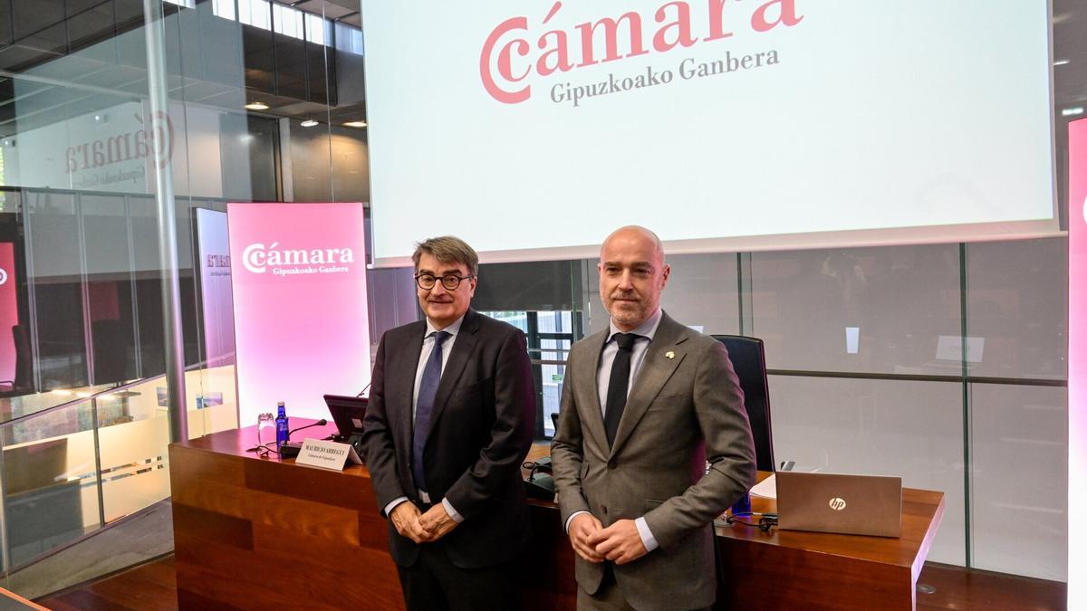 De izquierda a derecha, Javier Zubia y Mauricio Arregui en la sede de la Cámara de Gipuzkoa.